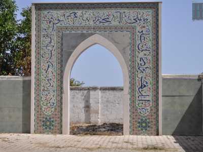 Ci fermiamo a osservare affascinati questo portale monumentale...